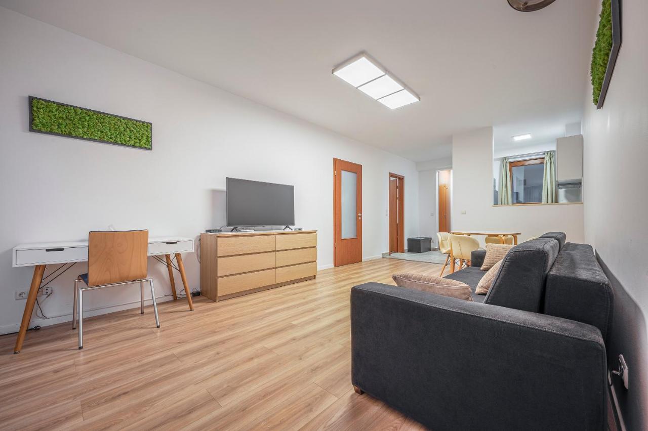 Modern Apartment With Garage Будапеща Екстериор снимка