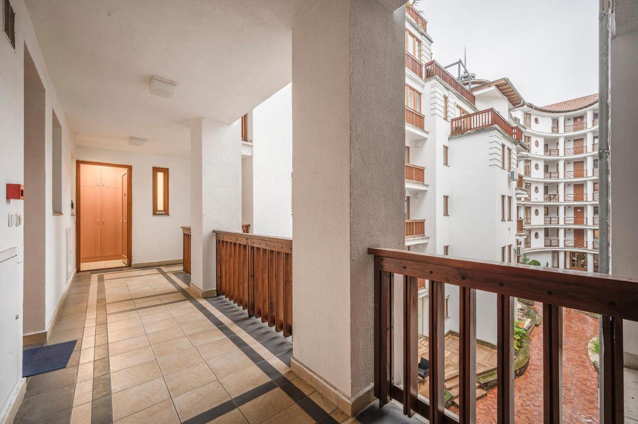 Modern Apartment With Garage Будапеща Екстериор снимка
